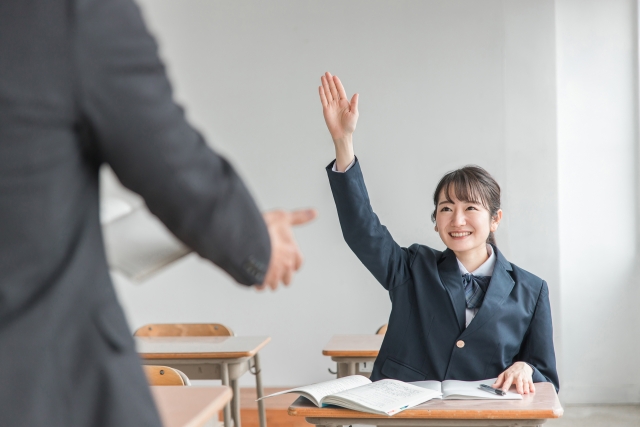 挙手する女子生徒