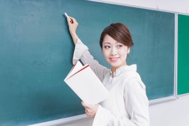 板書する女教師