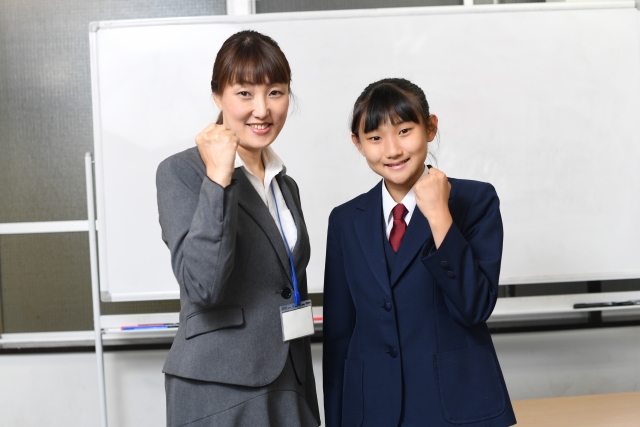 女生徒と女教師のガッツポーズ