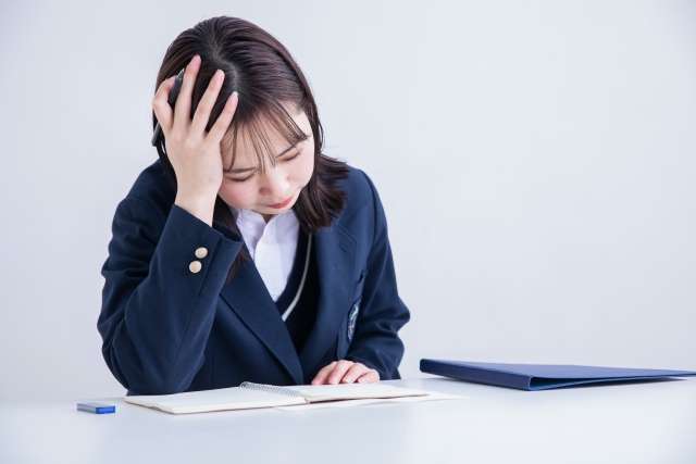 頭を抱える女子高生