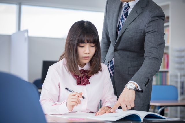 教えて貰う女生徒