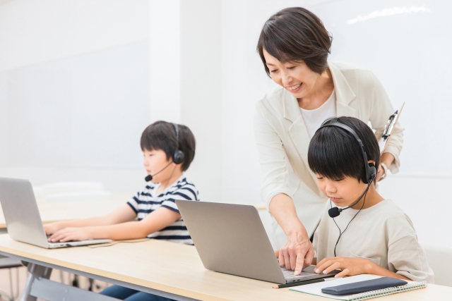 パソコン授業と女性教師